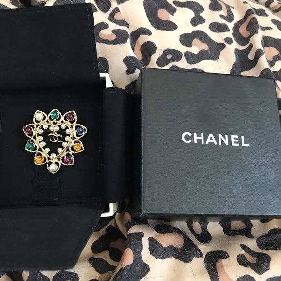 Chanel heart Pearl cc Brooch - Picture 4 of 6